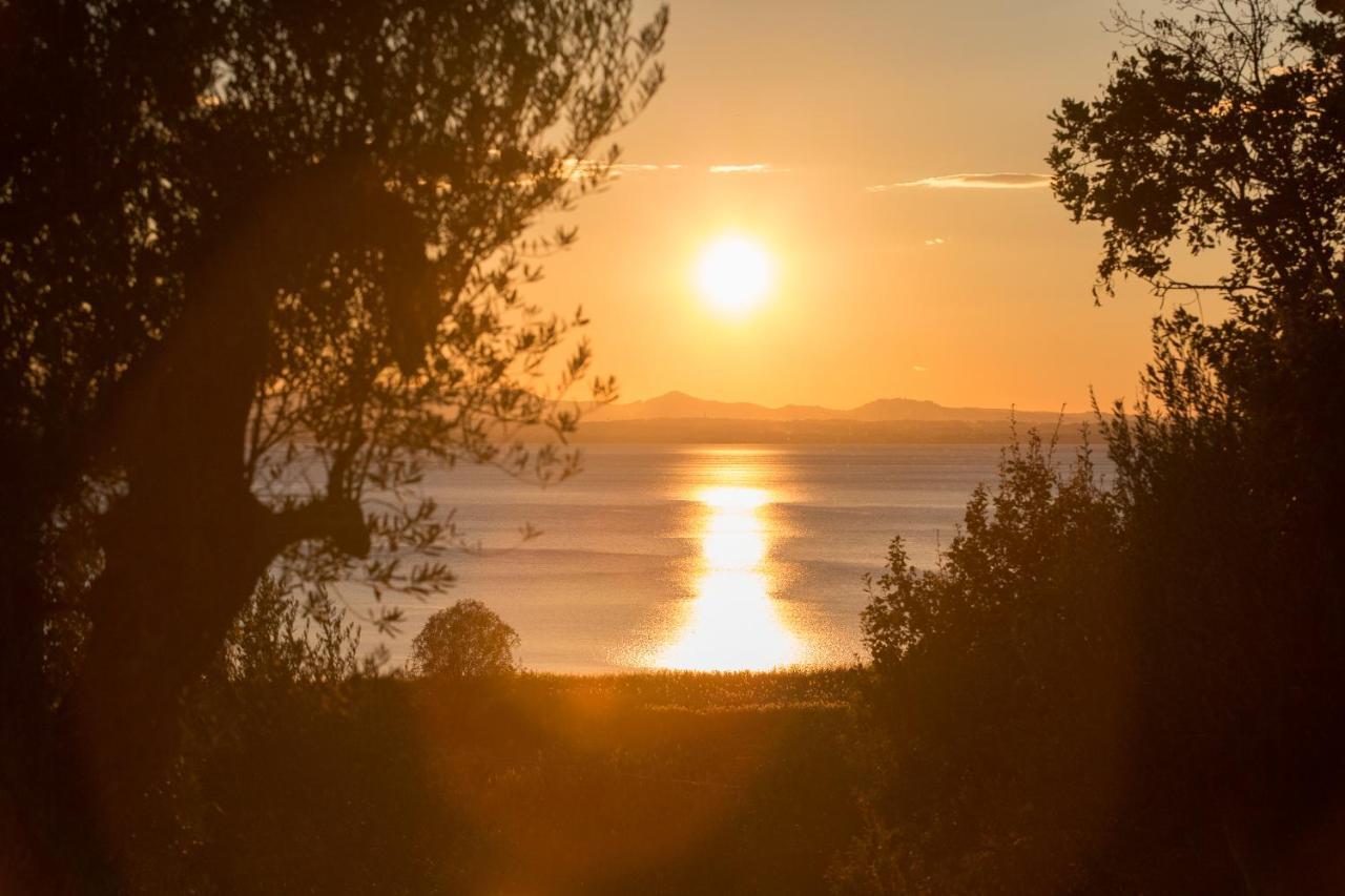 Villa Dei Tramonti Passignano sul Trasimeno Luaran gambar